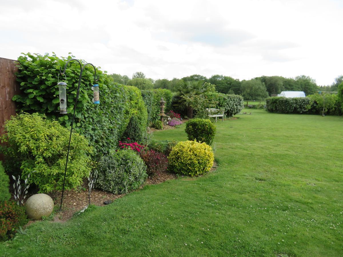 Acer Lodge Bed & Breakfast Mundford Esterno foto